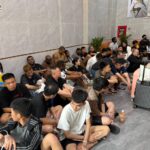 金边警方突袭公寓：捣毁电诈与毒品据点，逮捕55人-白菜网社区-白菜论坛-白菜社区
