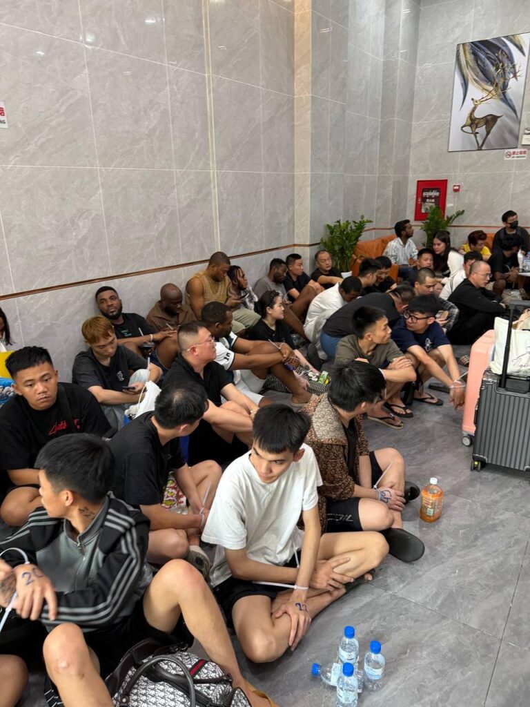 金边警方突袭公寓：捣毁电诈与毒品据点，逮捕55人-白菜网社区-白菜论坛-白菜社区